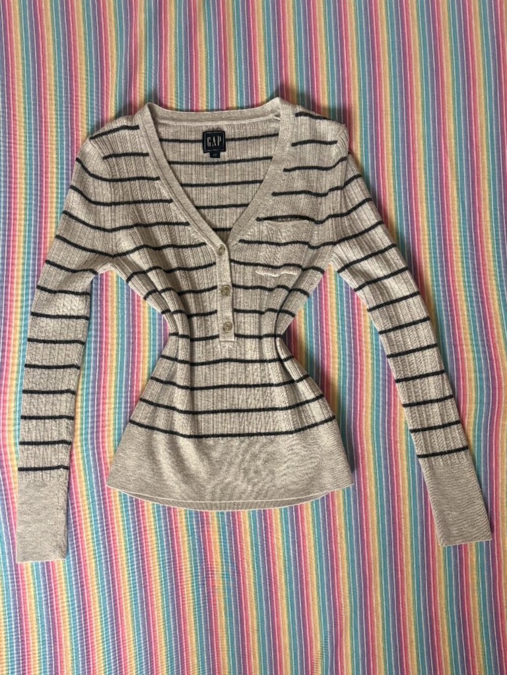 Vintage Style GAP Heather Grey Striped V-Neck Henley Ribbed Knit Sweater Size XS